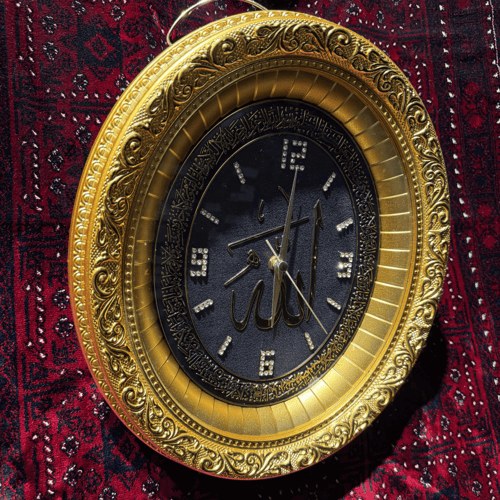 ساعة بشكل بيضاوي - ذهبي