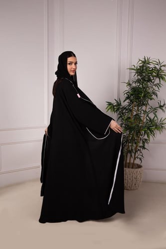 عباية بليزر أسود بتطريز أبيض