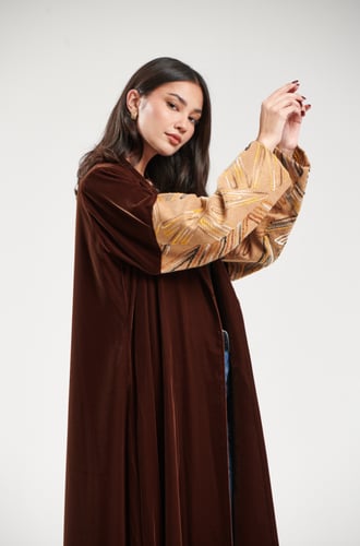 مخمل بني بأكمام جوخ