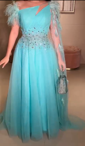 فستان مع ريش ازرق