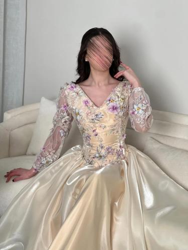 فستان سهرة طويل أنيق بلون كريمي فاتح