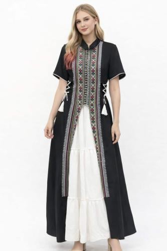 فستان اسود تراثي انيق بتطريز ملون ورباط جانبي يمنح...