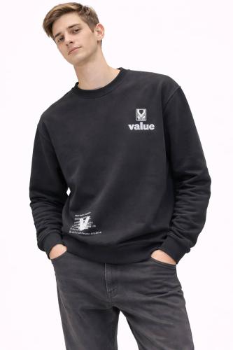 سويت شيرت رجالي أسود بطبعة VALUE – ستايل عملي بلمس...