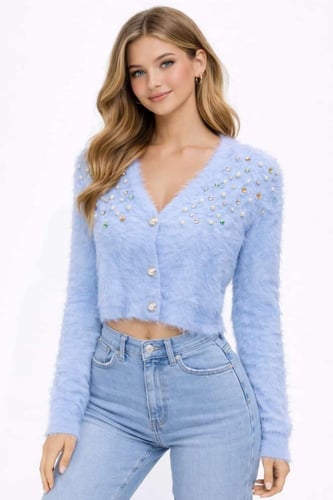 كنزة نسائية شتوية سوداء بأزرار أنيقة وتفاصيل لامعة...