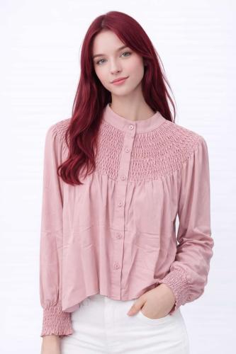 بلوزة نسائية وردية بكشكشة ناعمة وياقة دائرية بتصمي...