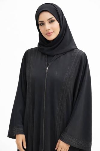 عباية سوداء أنيقة بتطريز طولي ناعم وتصميم عملي بسح...