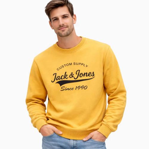 سويت شيرت رجالي كلاسيكي بياقة دائرية وأكمام طويلة.