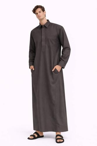 ثوب رجالي بني داكن أنيق بقصة مريحة ولمسة كلاسيكية...