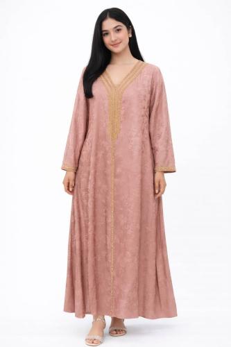 جلابية نسائية بلون وردي غباري بتطريز ذهبي راقٍ وقص...