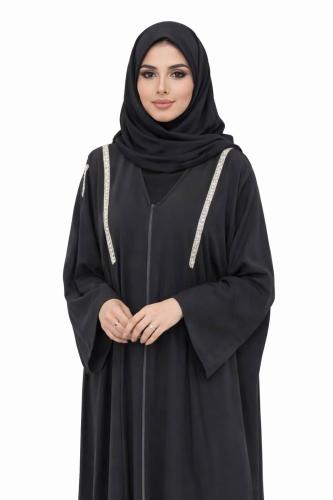 عباية سوداء أنيقة بسحاب أمامي وتفاصيل لامعة لإطلال...