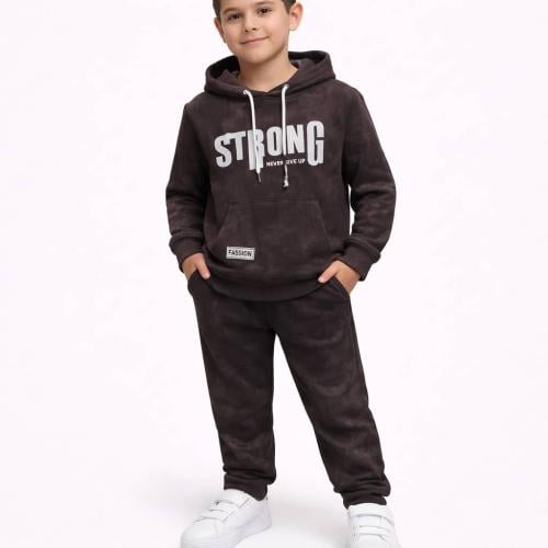 بجامة ولادي بني داكن سويت شيرت بغطاء رأس بطباعة ST...