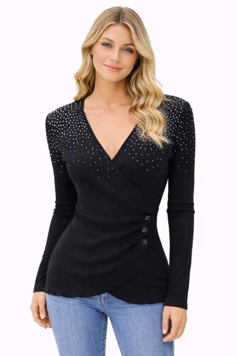 بلوزة شتوية كريمية بتصميم لف وأزرار جانبية لإطلالة...