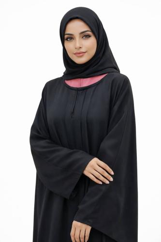 عباية سوداء انسيابية بقصّة ناعمة لإطلالة راقية