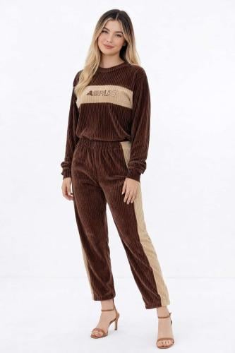 بجامة نسائية بنية وبيج مخملية بلمسة عصرية مع شعار...