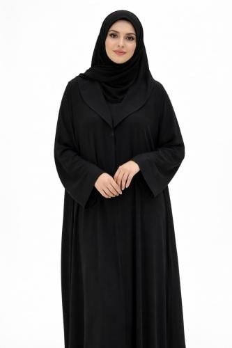 عباية سوداء بقصّة كلاسيكية وياقة أنيقة لإطلالة رسم...