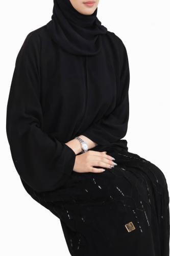 عباية نسائية سوداء بتطريز خطوط لامعة وقصة مريحة