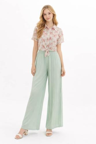 طقم نسائي أنيق ببلوزة مزهرة مربوطة وبنطال فستقي وا...