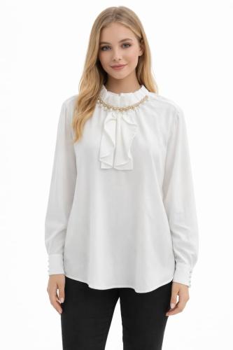 بلوزة نسائية بيضاء بتصميم أنثوي أنيق وتفاصيل لؤلؤي...