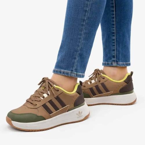 جزمه نسائية رياضية adidas باللون البني مع الأخضر و...