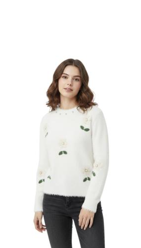 بلوزة نسائية بيضاء ناعمة بتطريز أزهار أنيق ولمسة أ...