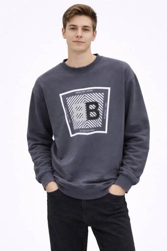 سويت شيرت رجالي رمادي غامق بطبعة BB – ستايل عصري ب...