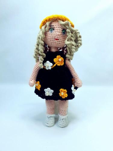 دمية كروشيه يدوية مصنوعة بحب وإتقان