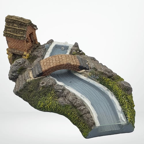 ديكور نهر جاري ومنزل ريفي