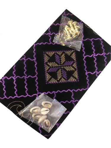 برسيس خامة مخمل ممتاز مبطنة مع جيب خلفي لوضع الاحج...