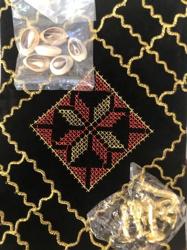 برسيس خامة مخمل ممتاز مبطنة مع جيب خلفي لوضع الاحج...