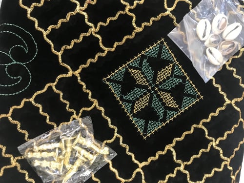 برسيس خامة مخمل ممتاز مبطنة مع جيب خلفي لوضع الاحج...