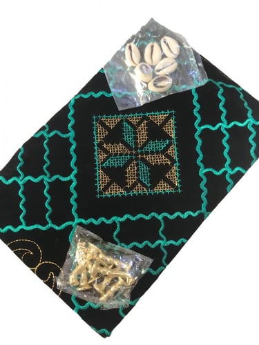 برسيس خامة مخمل ممتاز مبطنة مع جيب خلفي لوضع الاحج...