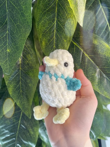 دمية بطة بأجنحة زرقاء كروشيه