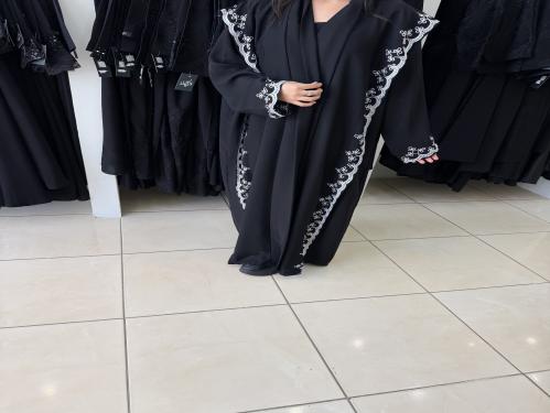 عبايه تطريز ابيض