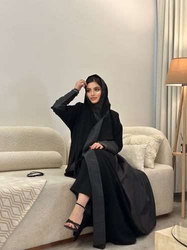 عباية كريستال لون اسود قماش تفتة وكتان