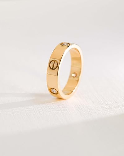 دبلة كارتير ذهبي بفص