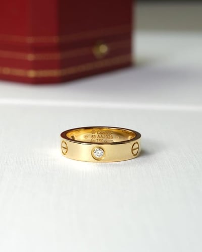 دبلة كارتير ذهبي بفص