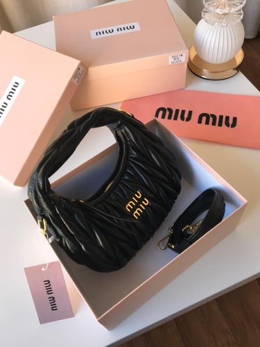 شنطة ميو ميو _ أسود لمعه ( حجم صغير)