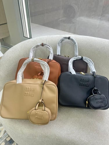 شنطة ميو ميو _ بيج ( حجم كبير)