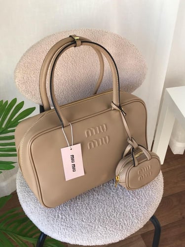 شنطة ميو ميو _ بيج ( حجم كبير)