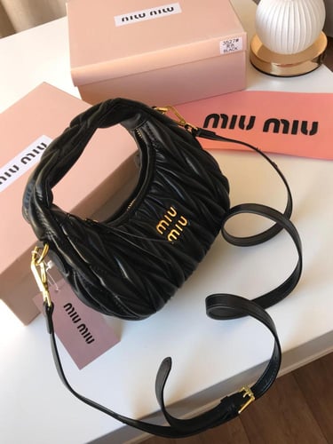 شنطة ميو ميو _ أسود لمعه ( حجم صغير)