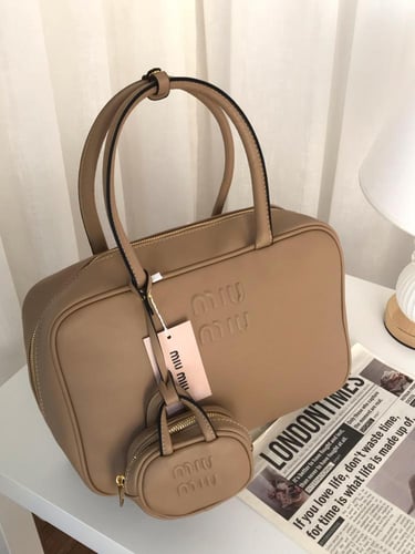 شنطة ميو ميو _ بيج ( حجم كبير)