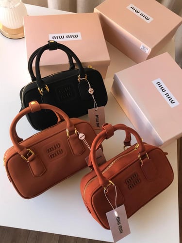 شنطة ميو ميو _ بني مخمل