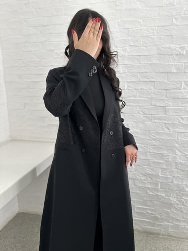 بليزر أسود مع جاكار