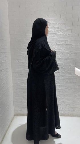 عبايه من الدانتيل الفاخر