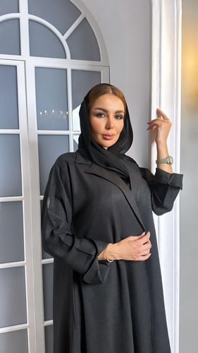 بليزر اسود مع كسرة من الخلف