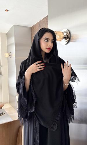 عباية بأكمام كلوش مزينة بالدانتيل الأسود الفاخر