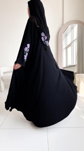 عبايه كلوش مطرزة بورود بلون الخزامى