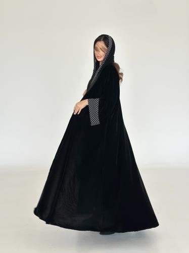 عبايه مخمل مع الشيفون المنقط