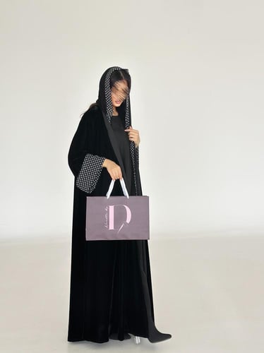 عبايه مخمل مع الشيفون المنقط