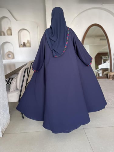 نص كلوش لف مع تطريز ملون من الامام وطرف الأكمام